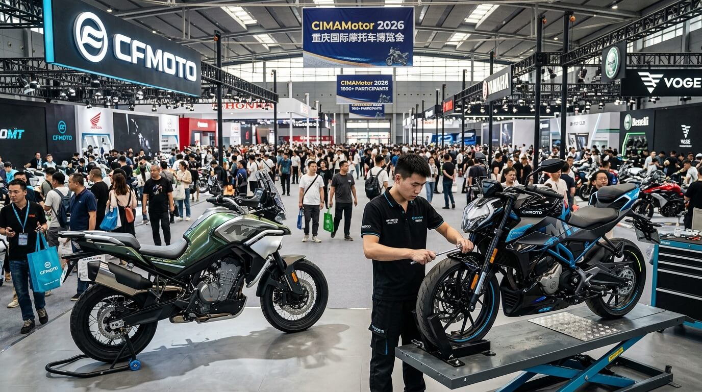 Мужчина осматривает мотоцикл на стенде CFMOTO на выставке CIMAMotor 2026 в Чунцине, рядом другие мотоциклы и посетители